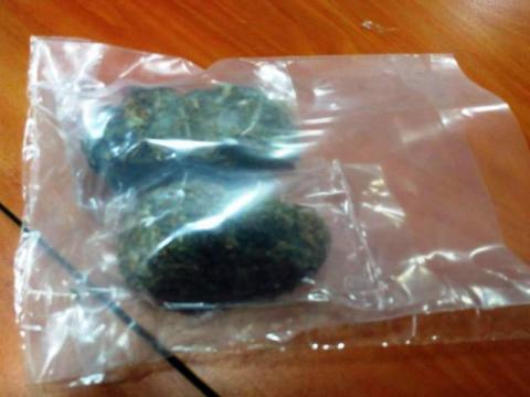 Detienen a sujeto con dos bolsas de marihuana en Nativitas
