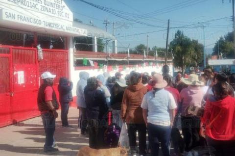 Padres cierran primaria en Tenexyecac; denuncian abusos y mala gestión del director