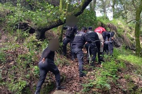 Policías de Papalotla rescatan a joven que sufrió una caída en un barranco