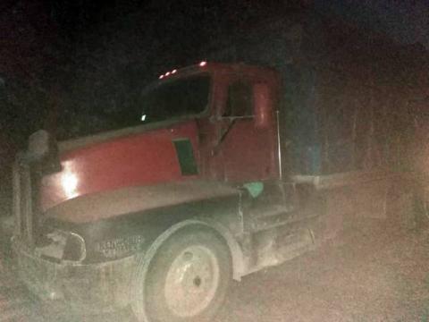 La CES asegura un torton cargado con bidones en Tlaxco imagen 1
