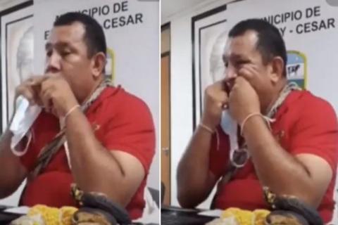Edil Colombiano es captado usando el cubrebocas como hilo dental
