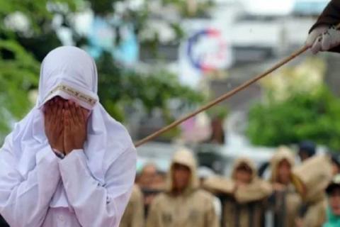 Indonesia: Joven es azotada en público por acercarse demasiado a su novio