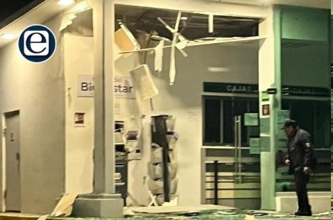 Sujetos no identificados arrojan explosivos al Banco del Bienestar en Apizaco