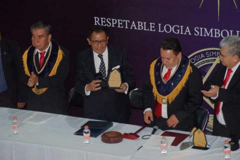 Rector de la UATx recibe el Galardón al Ciudadano Ejemplar imagen 1