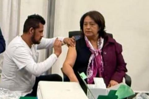 Una farsa; Ana Bertha Mastranzo posa en campañas de vacunación para que crean que sí trabaja