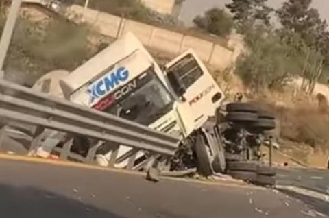 Atención de volcadura de pipa en la Carretera Tlaxcala – Texmelucan