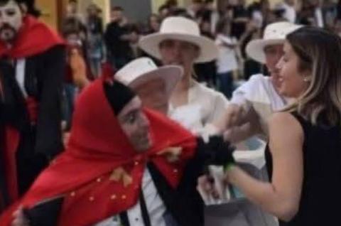 Carnaval de Tlaxcala hace el ridículo; se agarran a golpes huhues contra espectadores