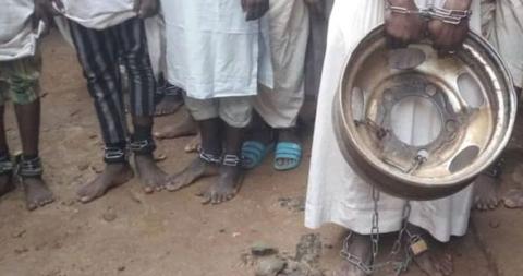 Encuentran en Nigeria a 300 niños golpeados, explotados sexualmente y encadenados