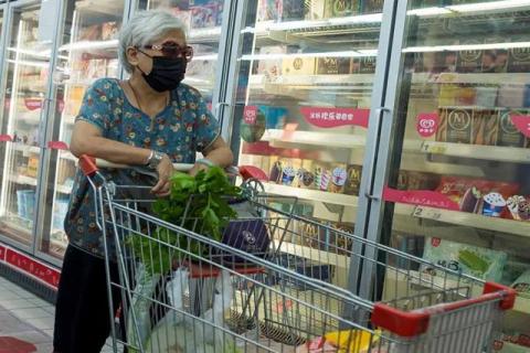 Encuentran muestra viva de covid en comida congelada en China