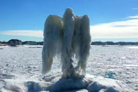 Captan extraña figura de hielo a orillas del lago Michigan