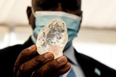 En África encuentran el tercer diamante más grande del mundo