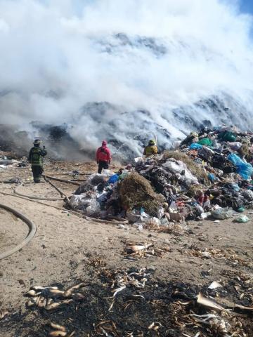 Declaran contingencia ambiental en tres municipios por incendio en relleno sanitario en Puebla