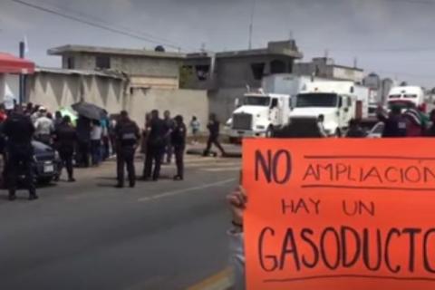Pobladores de Tlaltelulco cierran la Vía Corta, se inconfornan por obra de alineación