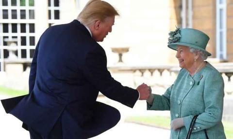 Donald Trump se salta los protocolos de saludo con la Reina Isabel II