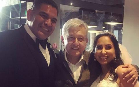 El Presidente AMLO se mete a una boda para promocionarse en Tijuana