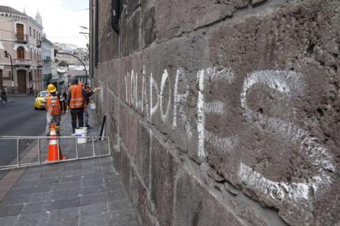 La policía de Colombia obliga a manifestantes a limpiar los grafitis de las paredes