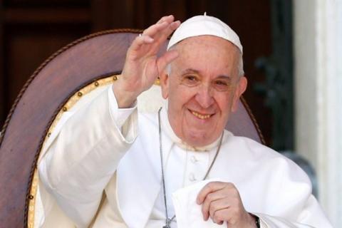 Se disculpa el Papa con una mujer por reprenderla al jalarlo mientras saludaba a fieles