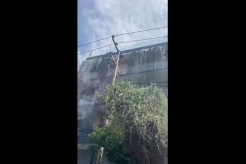 Un edificio de la Roma es grabado al momento de desbordar una alberca en una terraza