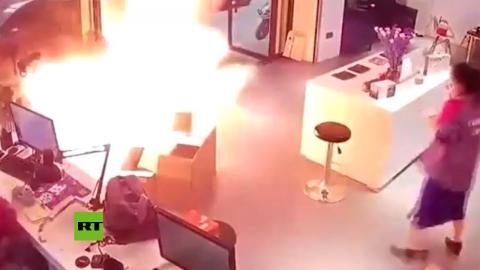 Explota batería de un vehículo eléctrico en un local de China
