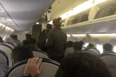 Padre de familia abandona vuelo mismo en el que viajaba AMLO y responde a críticas