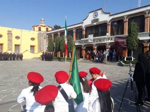 La bandera Nacional nos da identidad y fortaleza y es símbolo de orgullo: alcalde imagen 3