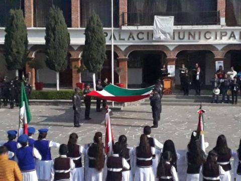 La bandera Nacional nos da identidad y fortaleza y es símbolo de orgullo: alcalde imagen 2