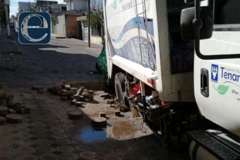 Pésimas obras públicas en Tenancingo; se hunde camión de basura