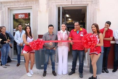 En Zacatecas celebran con edecanes y cura la llegada de un Oxxo