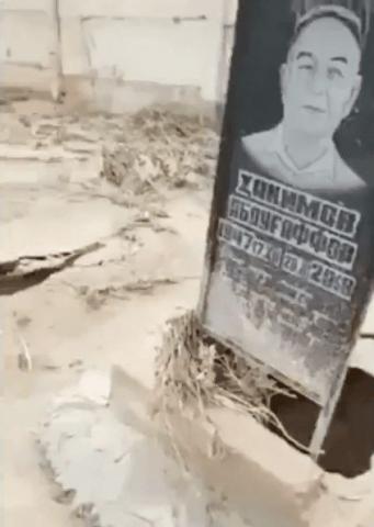 Aparecen misteriosos agujeros en tumbas de un cementerio en Tailandia
