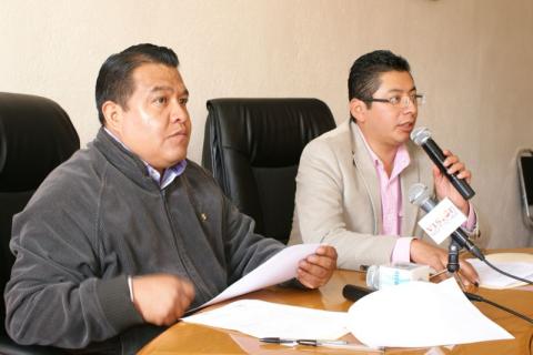 Los presidentes de la CEDH y de la UPET, Francisco Mixcoatl Antonio y Moisés Morales del Razo, durante la presentación de la convocatoria para la exposición fotográfica Derechos Humanos a través de la lente