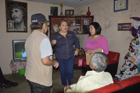 Entrega SMDIF sillas de ruedas a personas de escasos recursos imagen 2