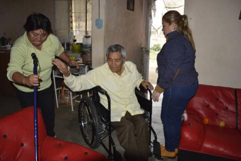Entrega SMDIF sillas de ruedas a personas de escasos recursos imagen 1