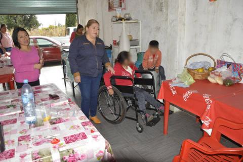 Entrega SMDIF sillas de ruedas a personas de escasos recursos imagen 4
