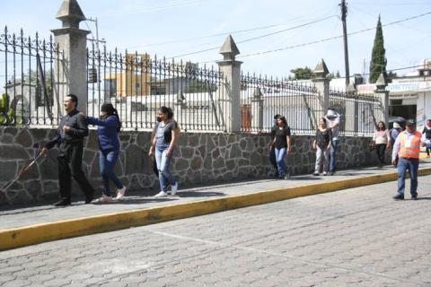 PC municipal capacita a becarios para apoyar a los abuelitos a cruzar calles imagen 1