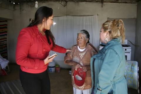 Ayuntamiento y el SMDIF acerca paquetes invernales a familias vulnerables imagen 2