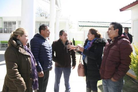 Carin Molina continúa entregando libros a la población estudiantil imagen 1