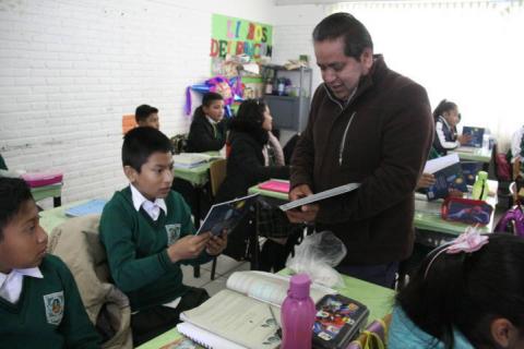 Carin Molina continúa entregando libros a la población estudiantil imagen 2