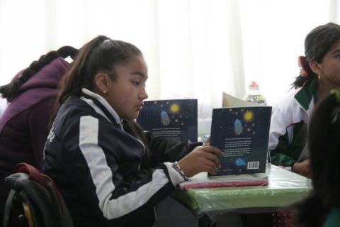 Carin Molina continúa entregando libros a la población estudiantil imagen 4