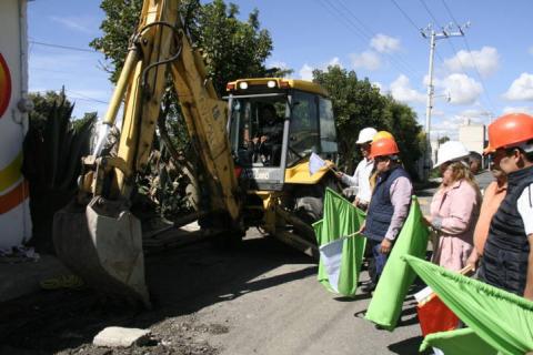Alcalde enfrenta el rezago social realizando obras de servicios básico imagen 1