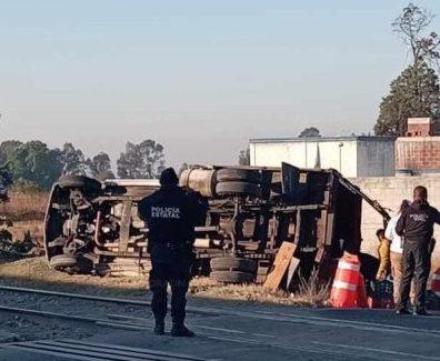 Tren golpea a camioneta y la deja volteada en Teolocholco