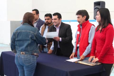 Alcalde entrega vales para que mejoren su infraestructura básica imagen 2