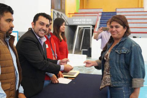 Alcalde entrega vales para que mejoren su infraestructura básica imagen 4