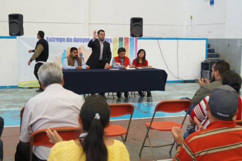 Alcalde entrega vales para que mejoren su infraestructura básica imagen 3