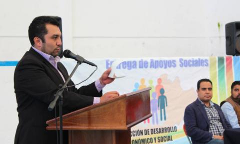 Alcalde entrega vales para que mejoren su infraestructura básica imagen 1