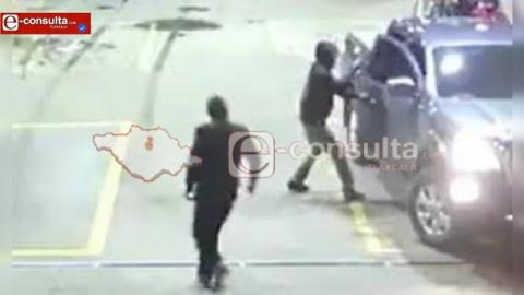 Violento asalto en gasolinera; delincuentes escaparon y abandonan motocicleta robada