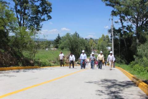 Alcalde de Nativitas entrega guarniciones en la calle Barranca imagen 1