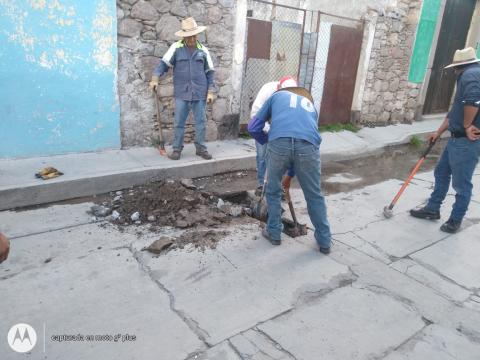 Atiende servicios públicos reportes de fugas de agua en Ixtenco