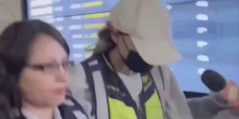 Belinda llega al aeropuerto toda disfrazada para esconderse de la prensa