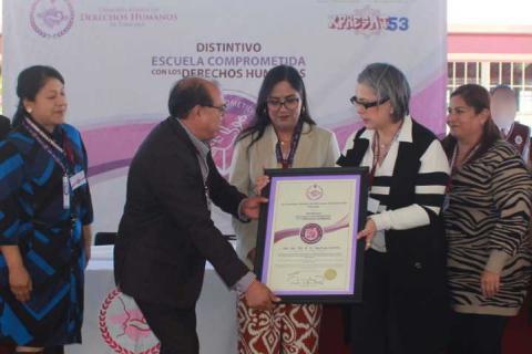 Entregó la CEDHT el Distintivo Escuela Comprometida con los Derechos Humanos a la secundaria técnica No. 53 “Matlalcuéyetl” de Apizaco imagen 3