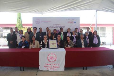 Entregó la CEDHT el Distintivo Escuela Comprometida con los Derechos Humanos a la secundaria técnica No. 53 “Matlalcuéyetl” de Apizaco imagen 2